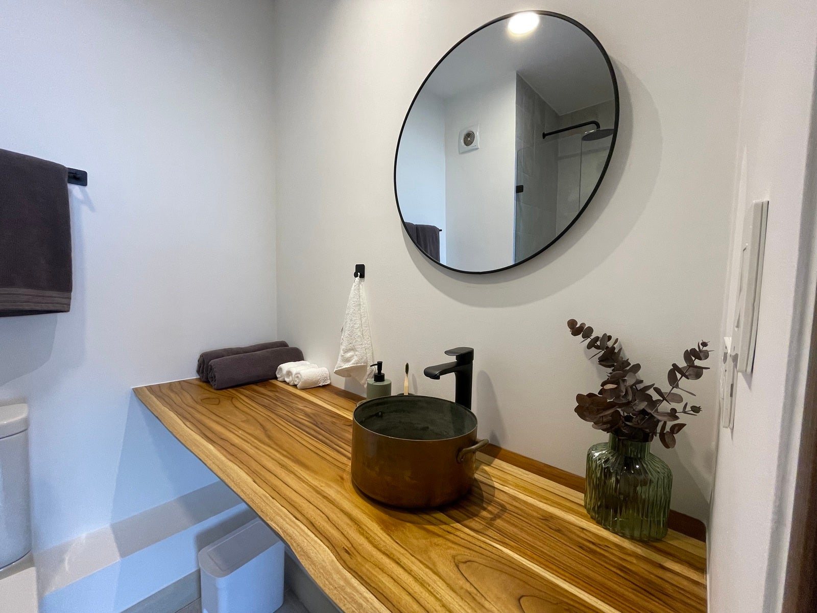 Vita Bellavista 18th floor studio apartment — photo 7 of 12