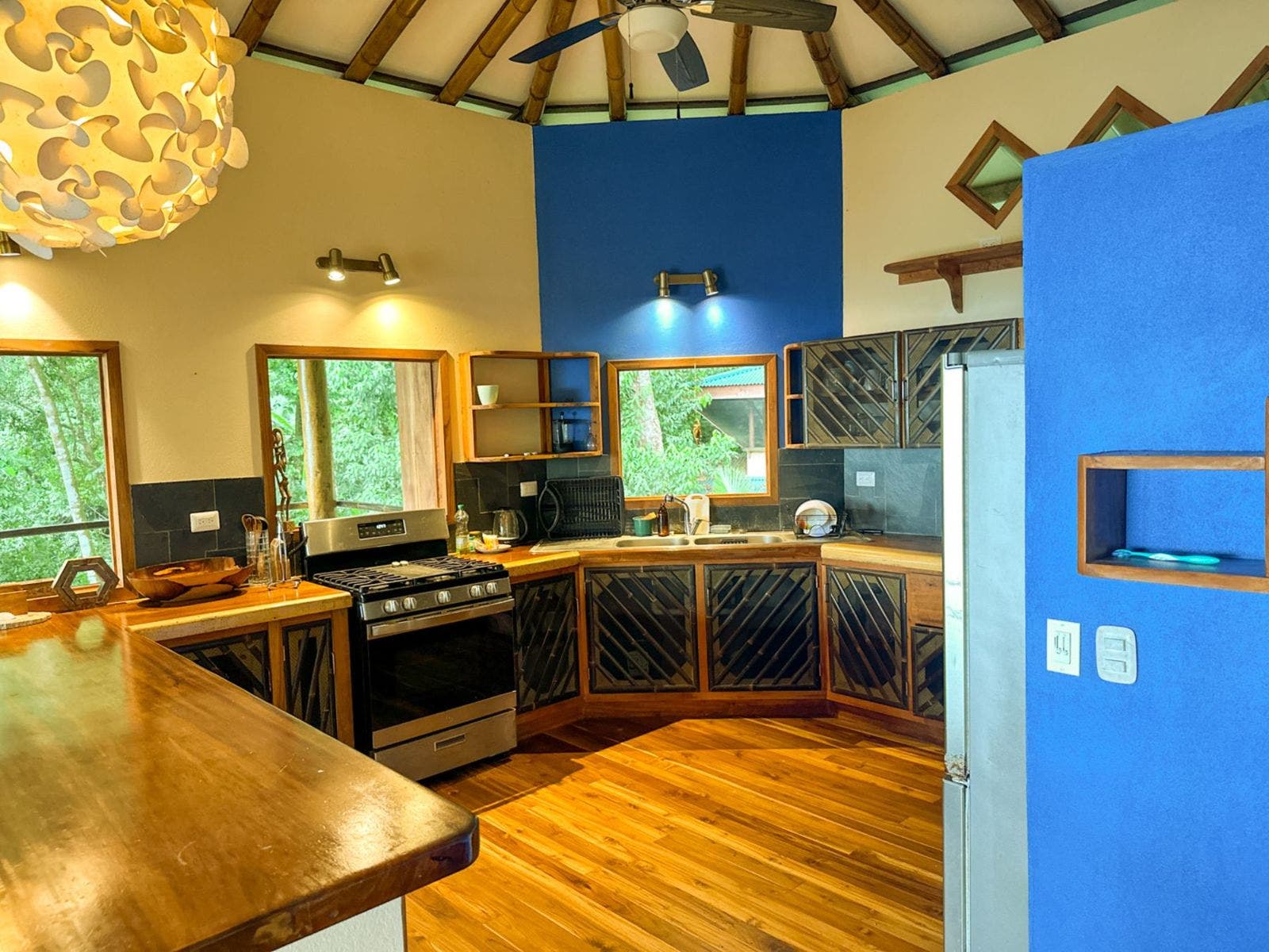 Sustainable Home in the Uvita Hills — photo 7 of 14