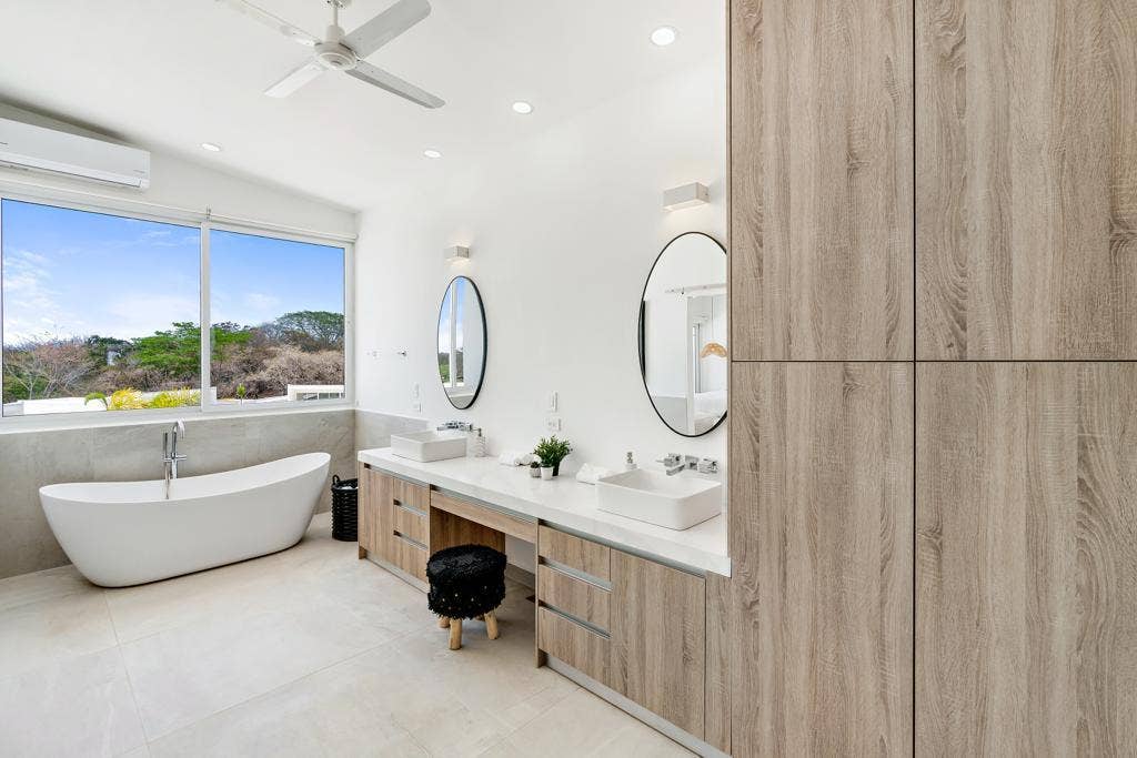5 bedroom modern home, #C4 — photo 4 of 17