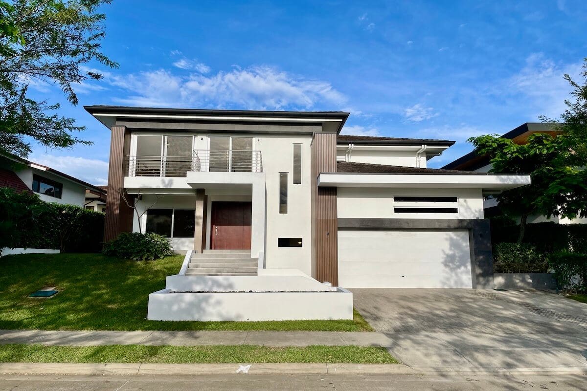 Modern Hacienda Espinal Single Family Home — photo 2 of 18