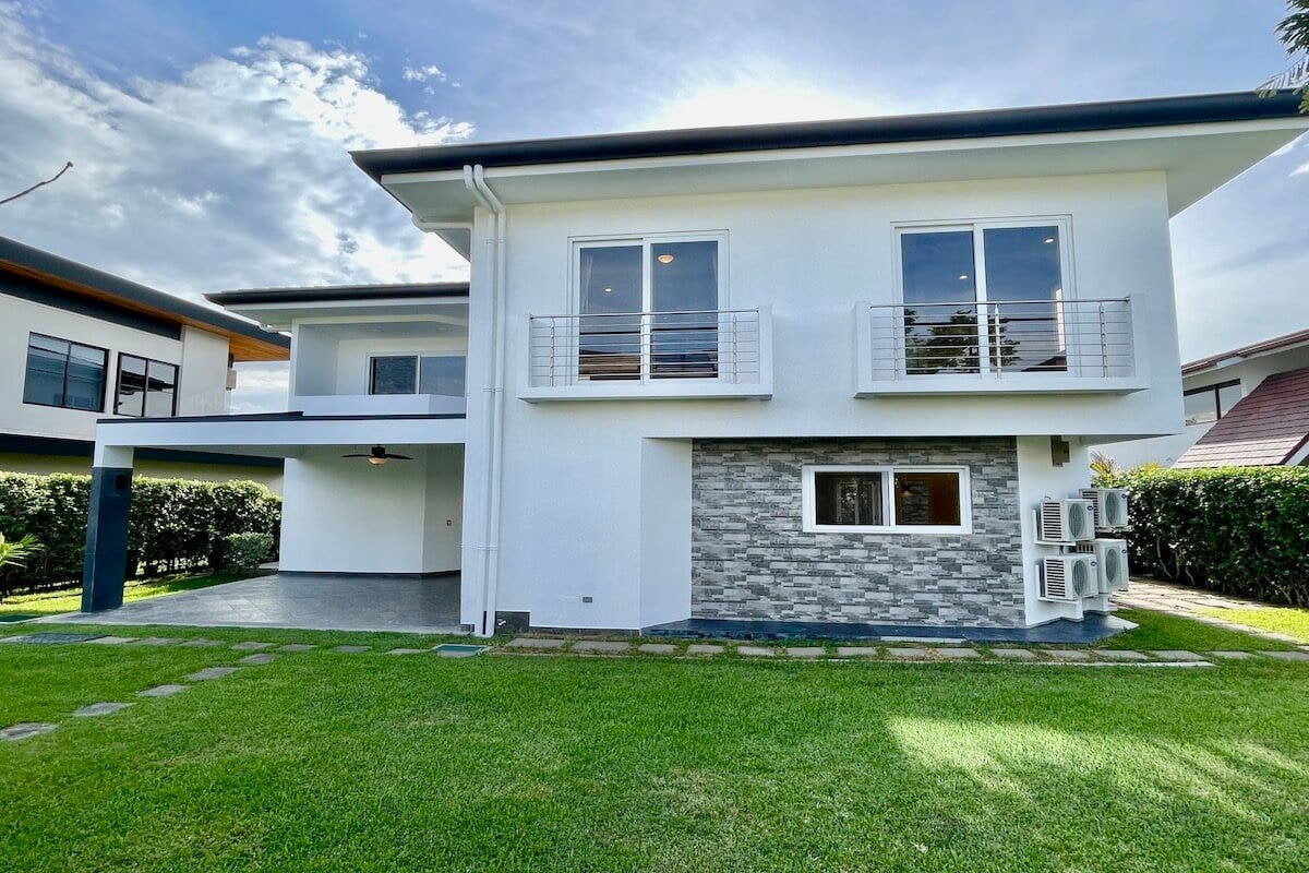 Modern Hacienda Espinal Single Family Home — photo 9 of 18