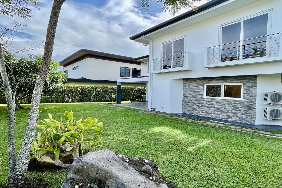 Modern Hacienda Espinal Single Family Home — photo 10 of 18