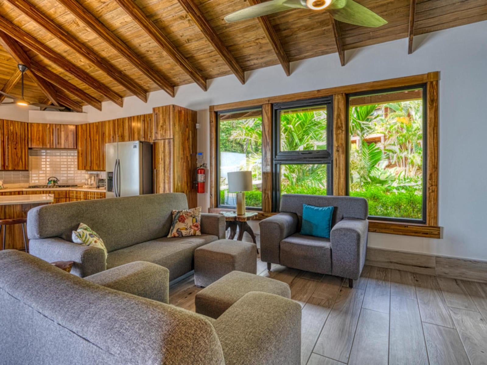 Lavish Estate With Ocean Views — photo 4 of 19