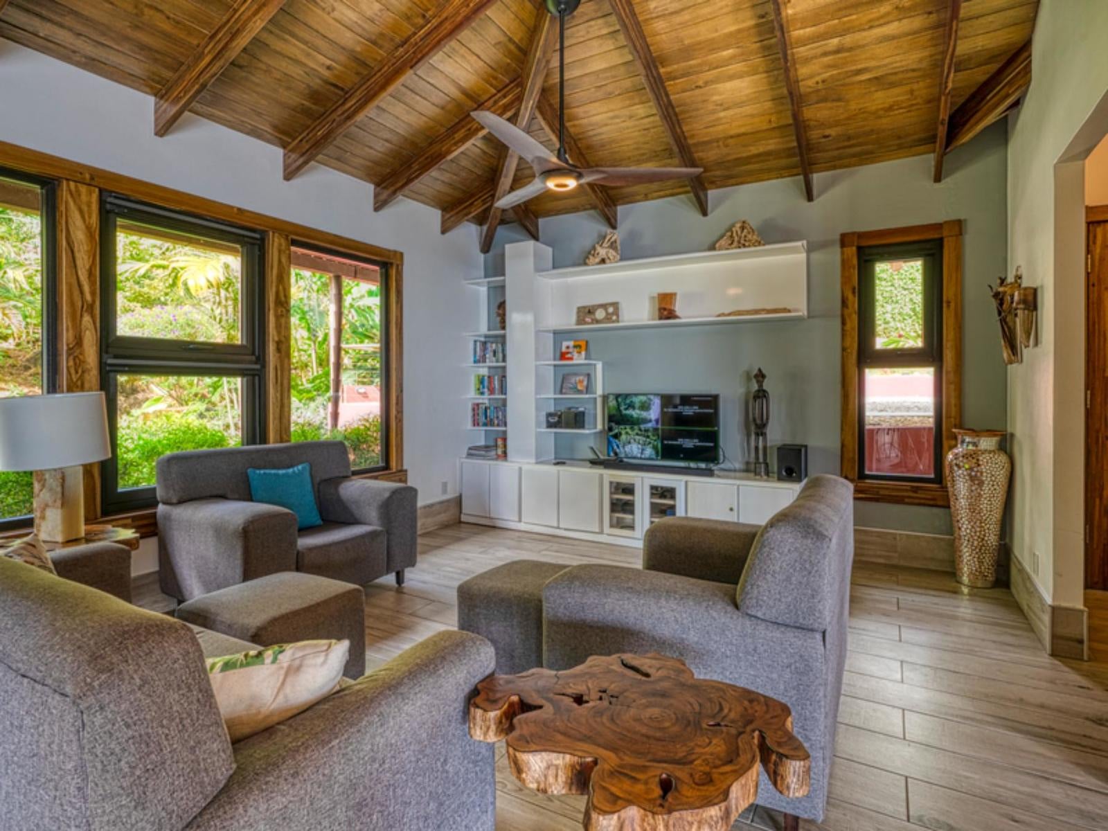 Lavish Estate With Ocean Views — photo 5 of 19