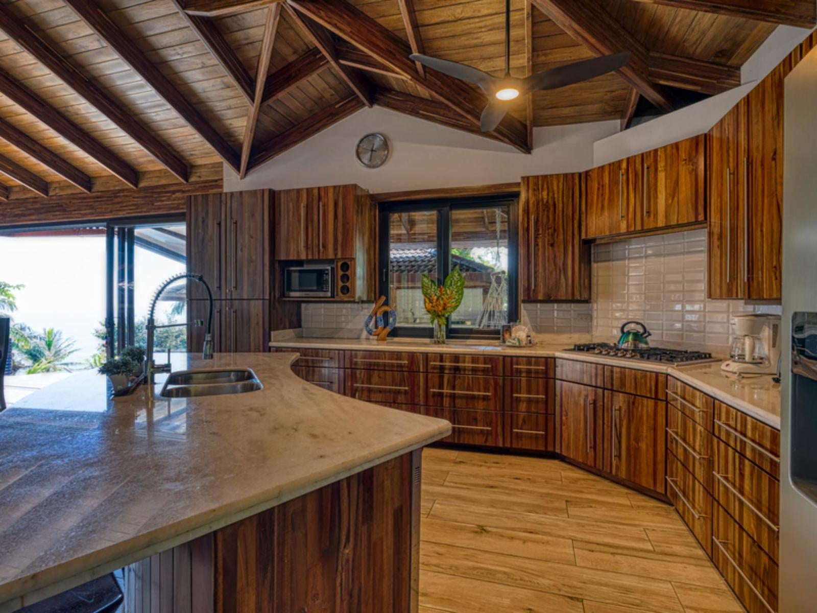 Lavish Estate With Ocean Views — photo 6 of 19