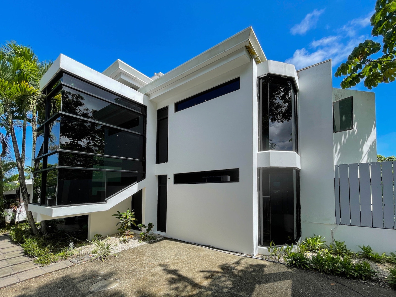 Contemporary House with Pool in Manuel Antonio — photo 2 of 16