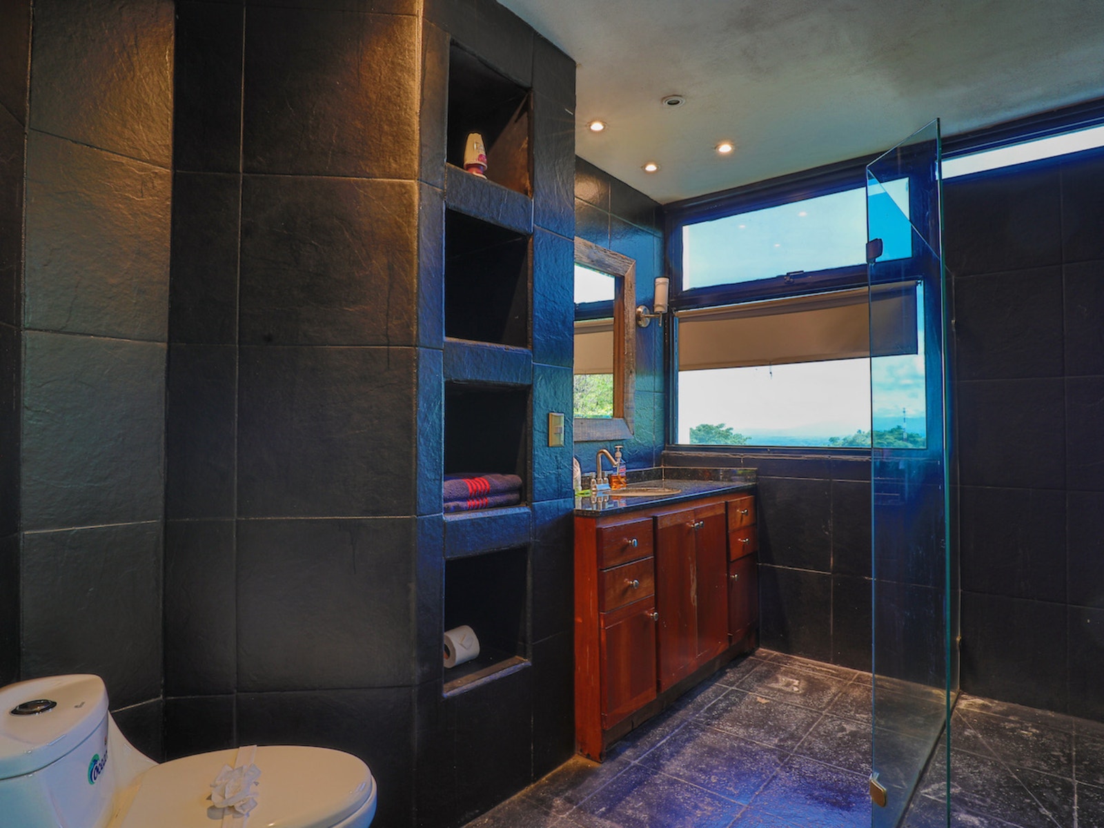 Contemporary House with Pool in Manuel Antonio — photo 10 of 16