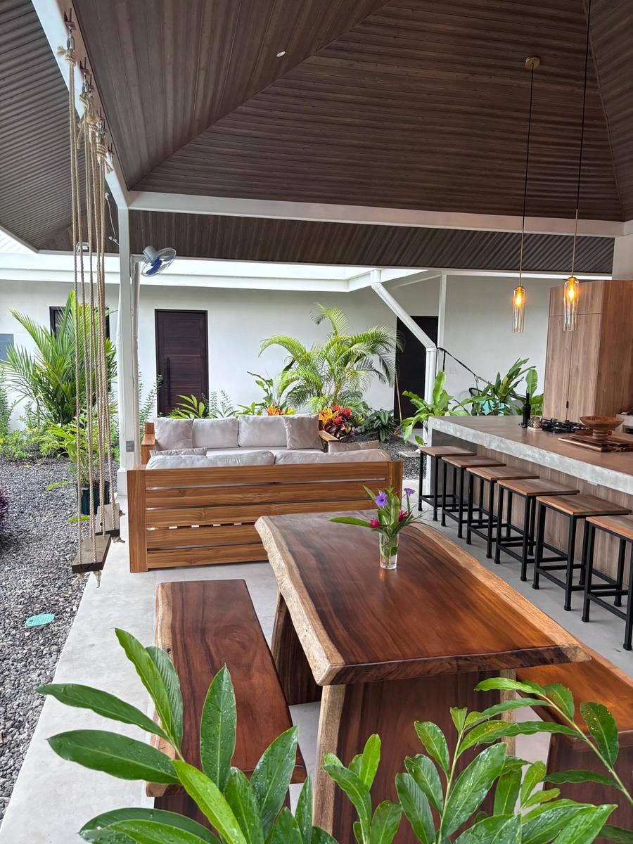 4-bedroom walk-to-beach home — photo 6 of 15