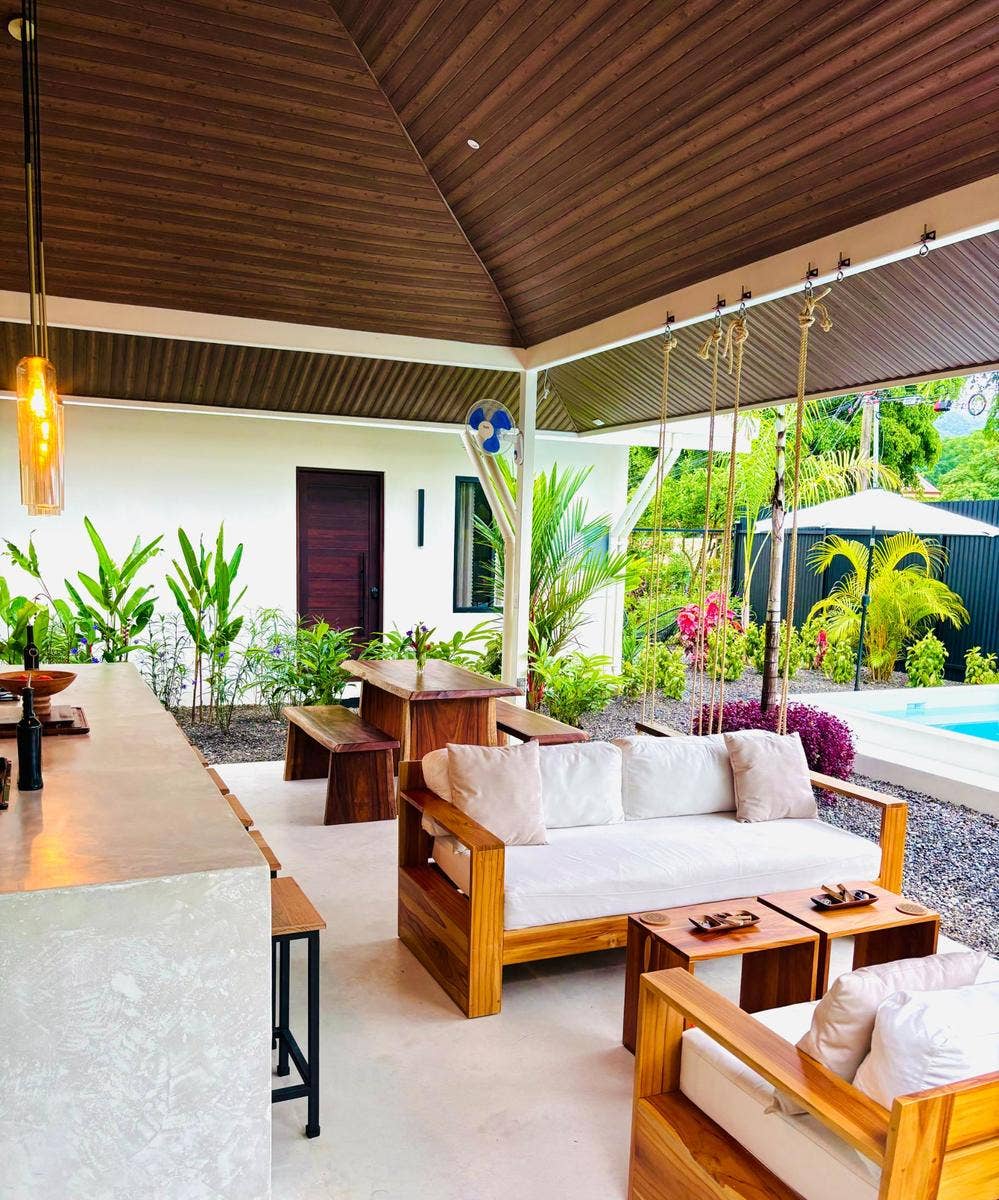4-bedroom walk-to-beach home — photo 4 of 15