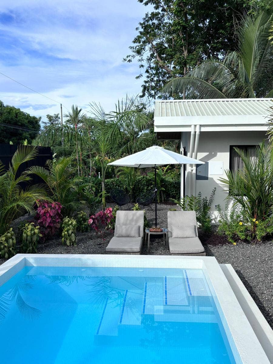 4-bedroom walk-to-beach home — photo 8 of 15