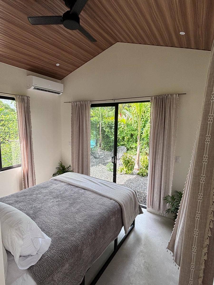 4-bedroom walk-to-beach home — photo 10 of 15