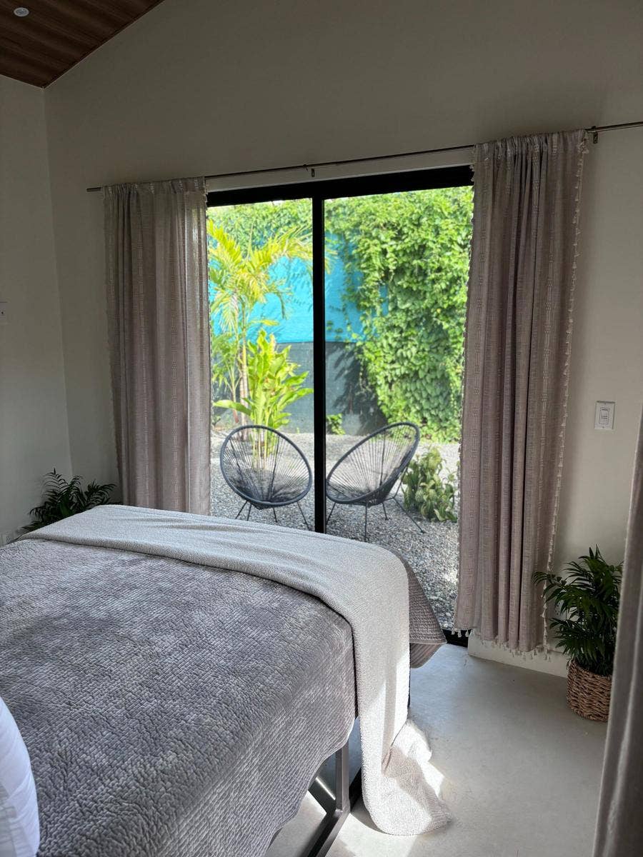 4-bedroom walk-to-beach home — photo 11 of 15