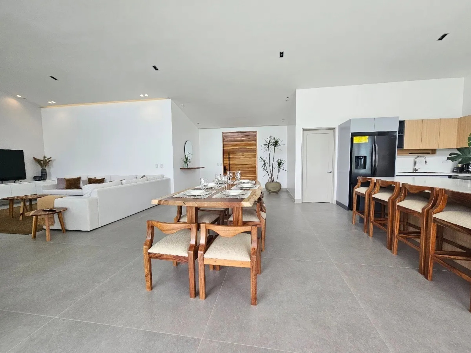 Luxury Residential House with Ocean View and Infinity Pool — photo 8 of 16