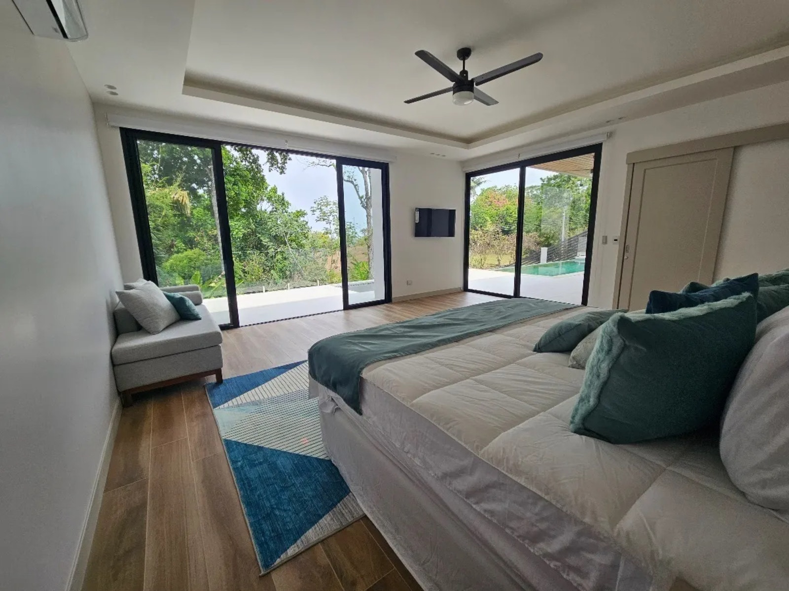 Luxury Residential House with Ocean View and Infinity Pool — photo 12 of 16