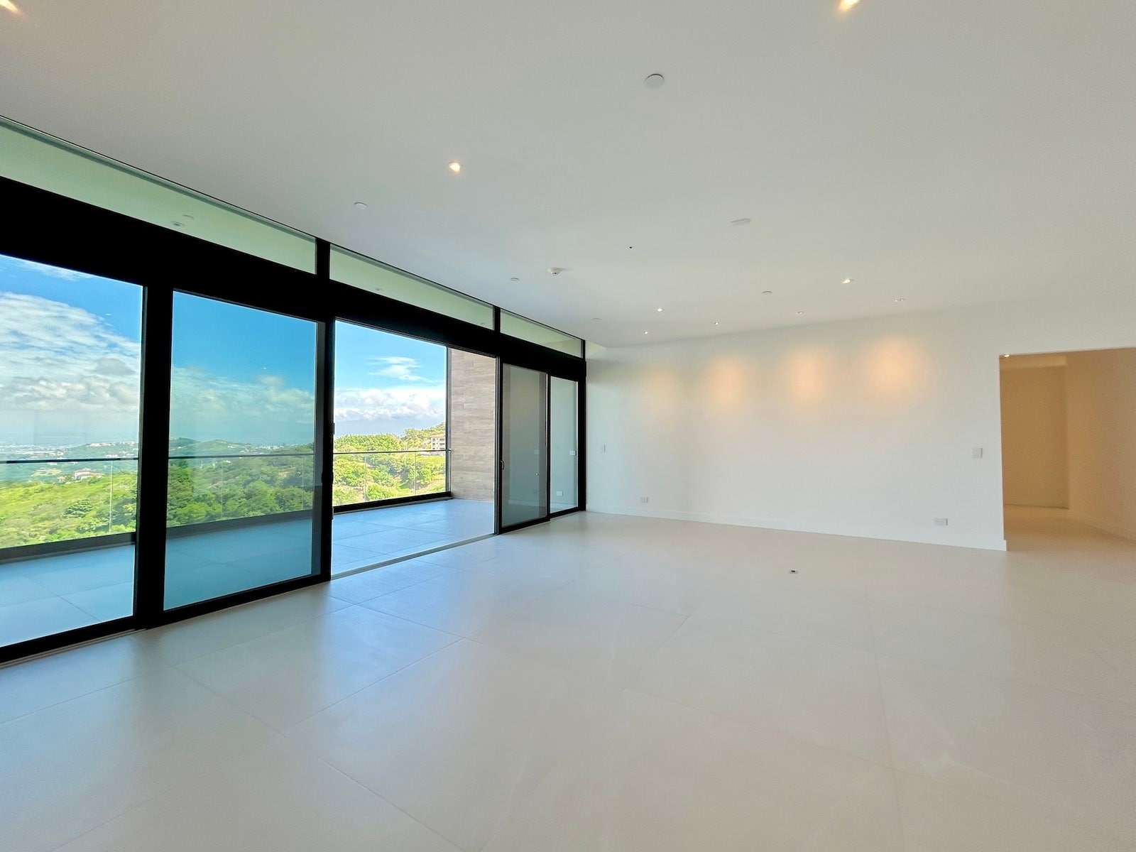 Brand New Luxury Apartment, #304 — photo 4 of 19