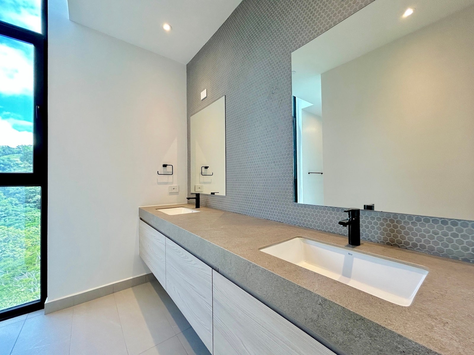 Brand New Luxury Apartment, #304 — photo 15 of 19