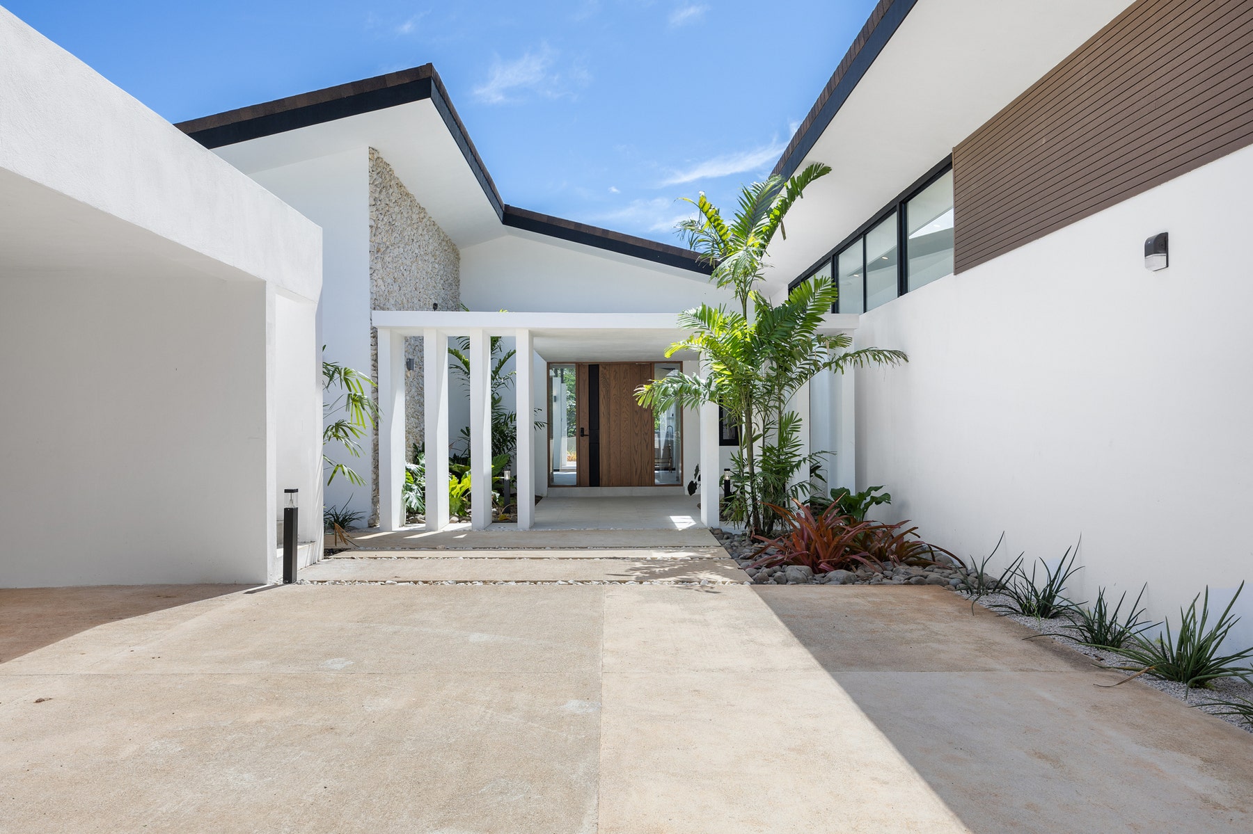 Contemporary Villa With Nature Views — photo 2 of 19
