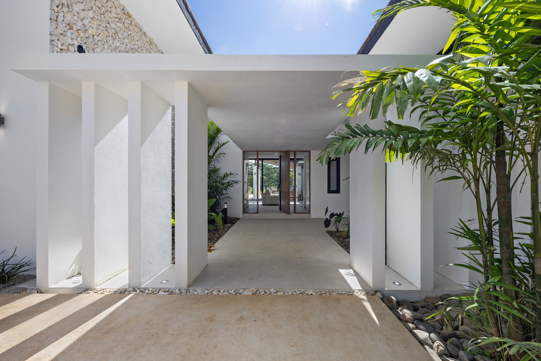 Contemporary Villa With Nature Views — photo 3 of 19