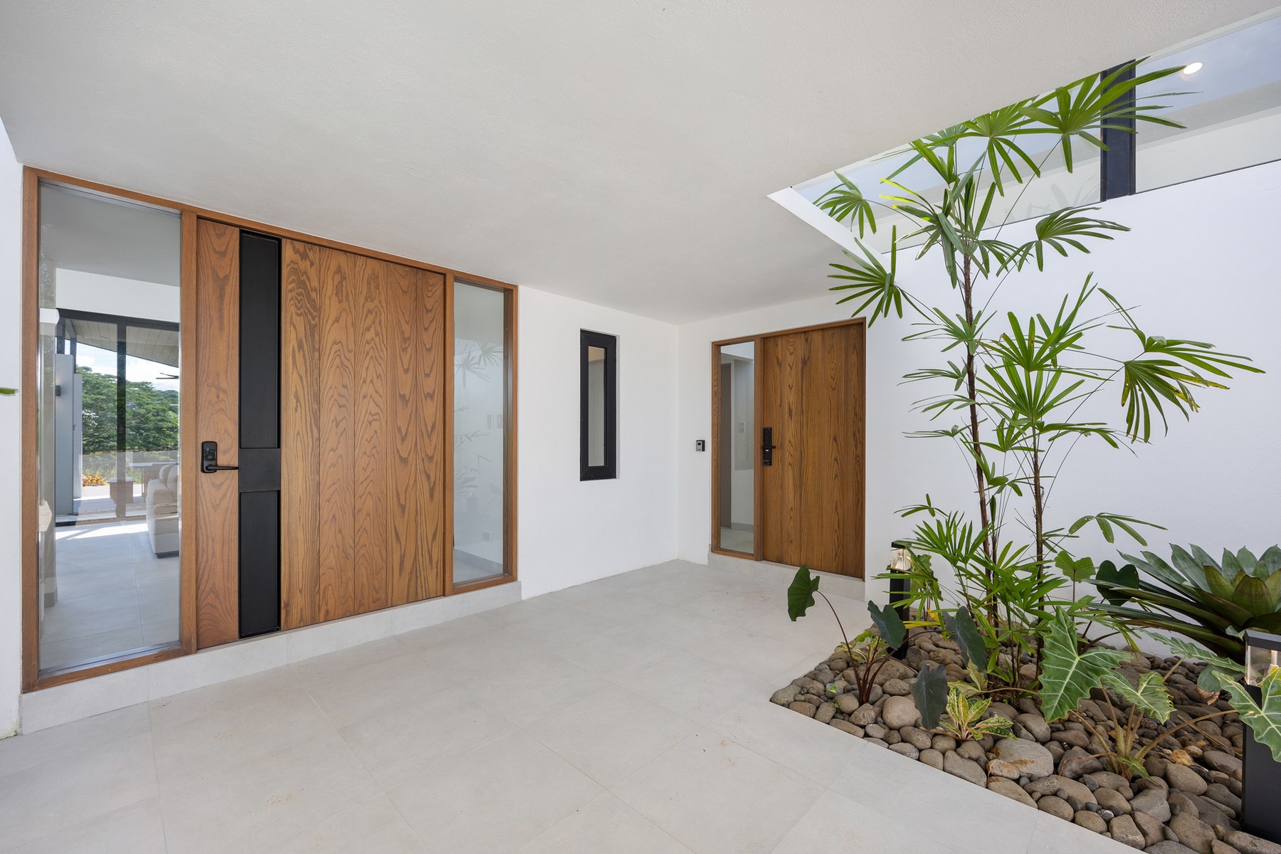 Contemporary Villa With Nature Views — photo 4 of 19