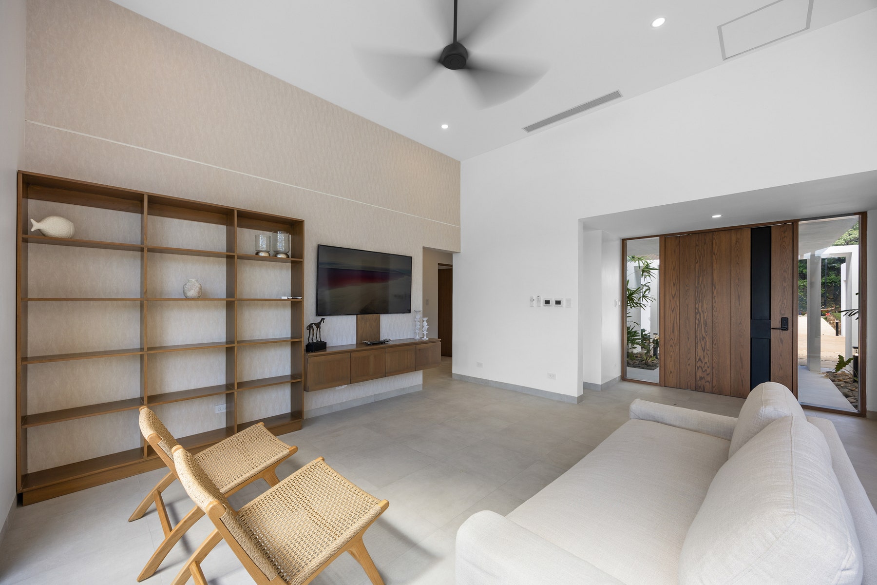 Contemporary Villa With Nature Views — photo 6 of 19