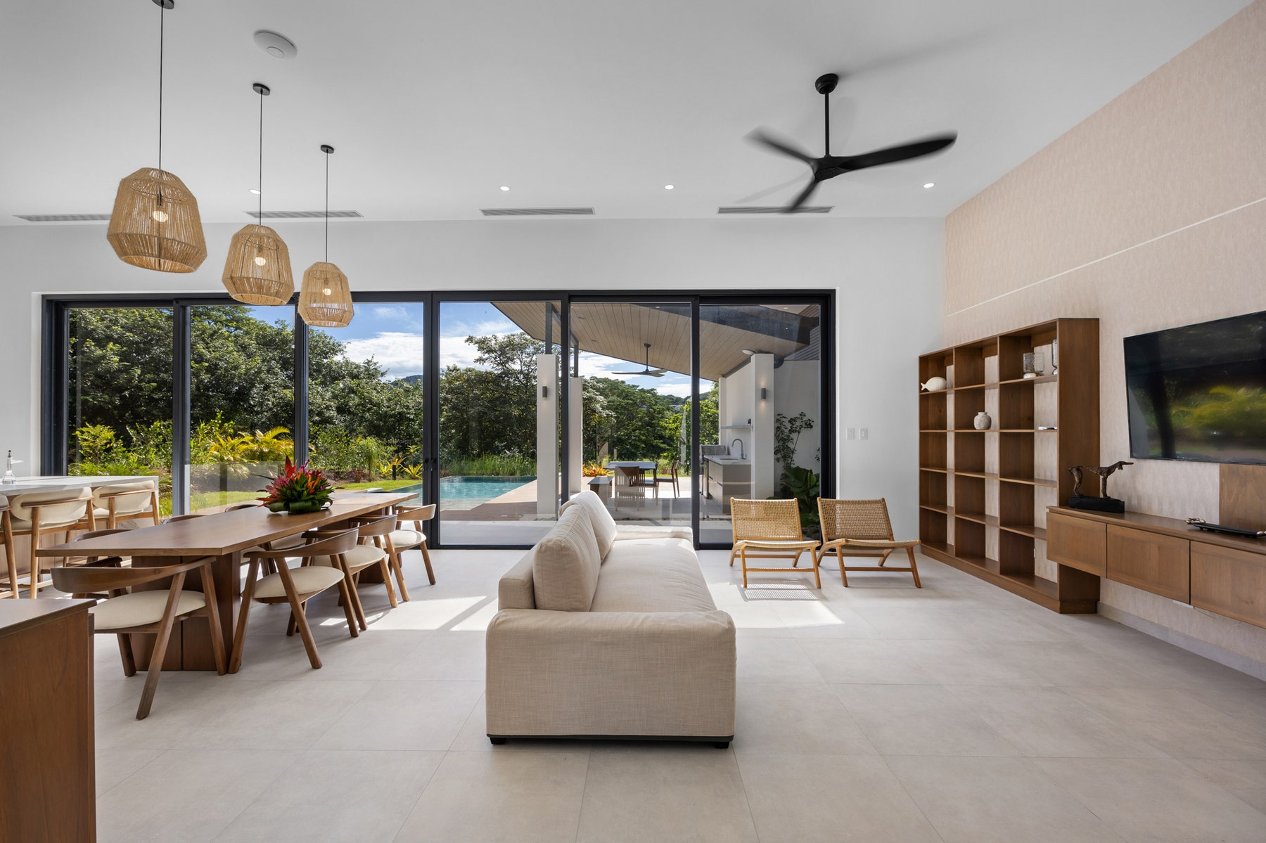 Contemporary Villa With Nature Views — photo 8 of 19