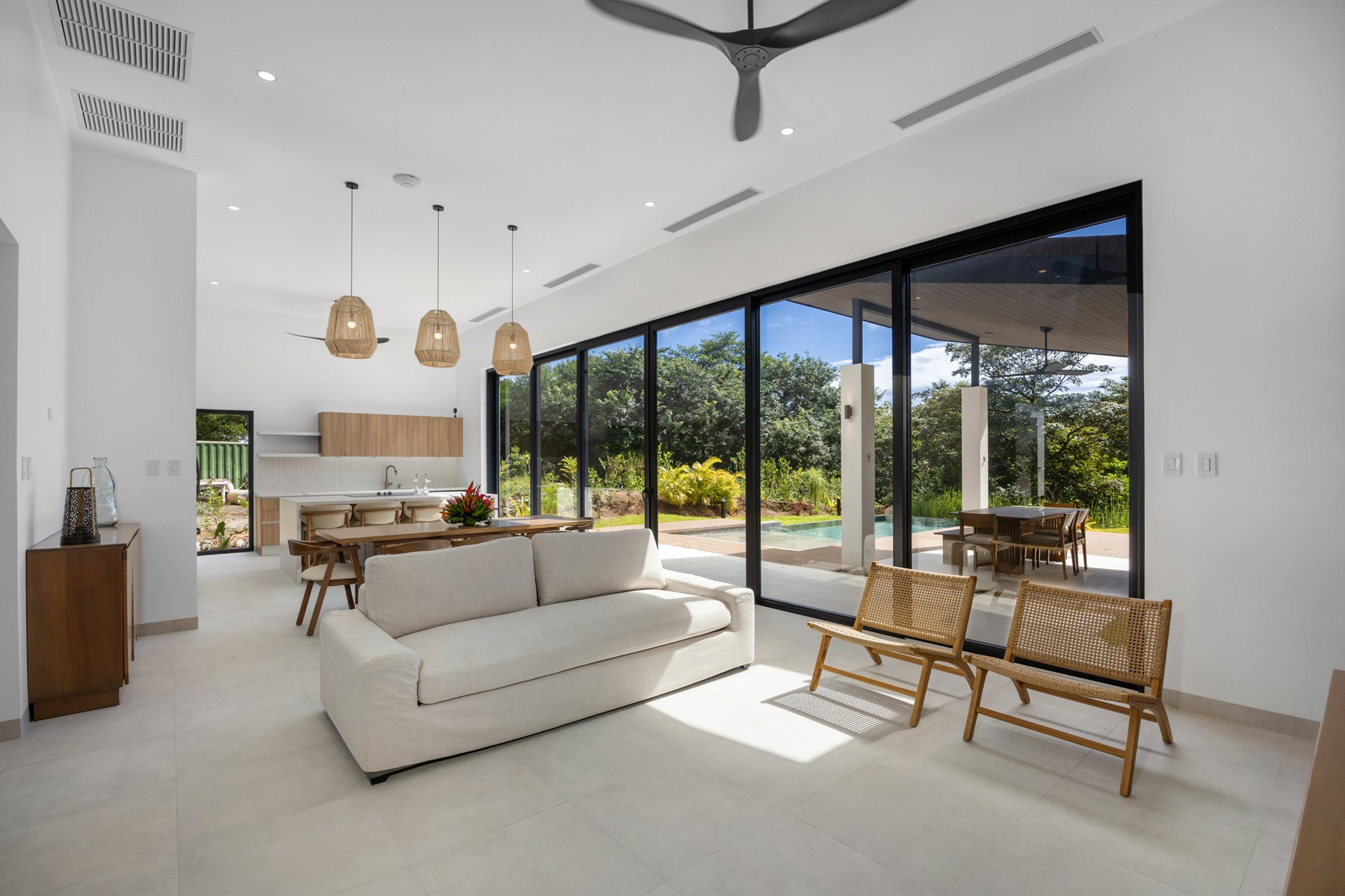 Contemporary Villa With Nature Views — photo 9 of 19