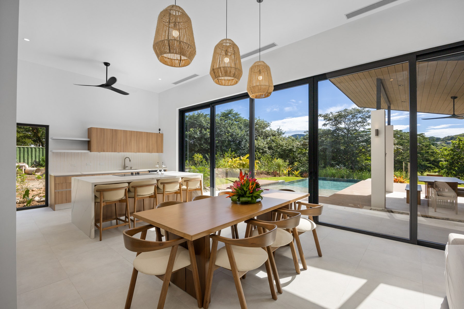 Contemporary Villa With Nature Views — photo 10 of 19