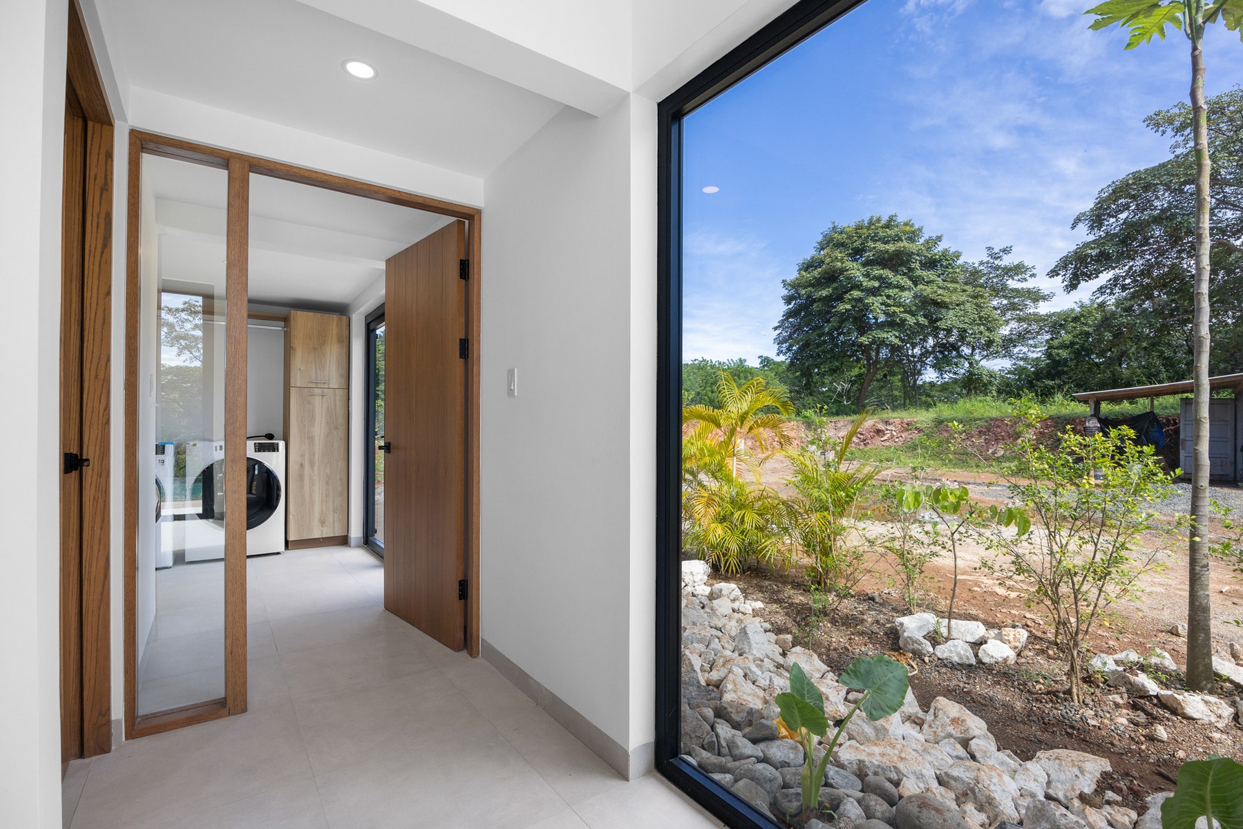 Contemporary Villa With Nature Views — photo 16 of 19