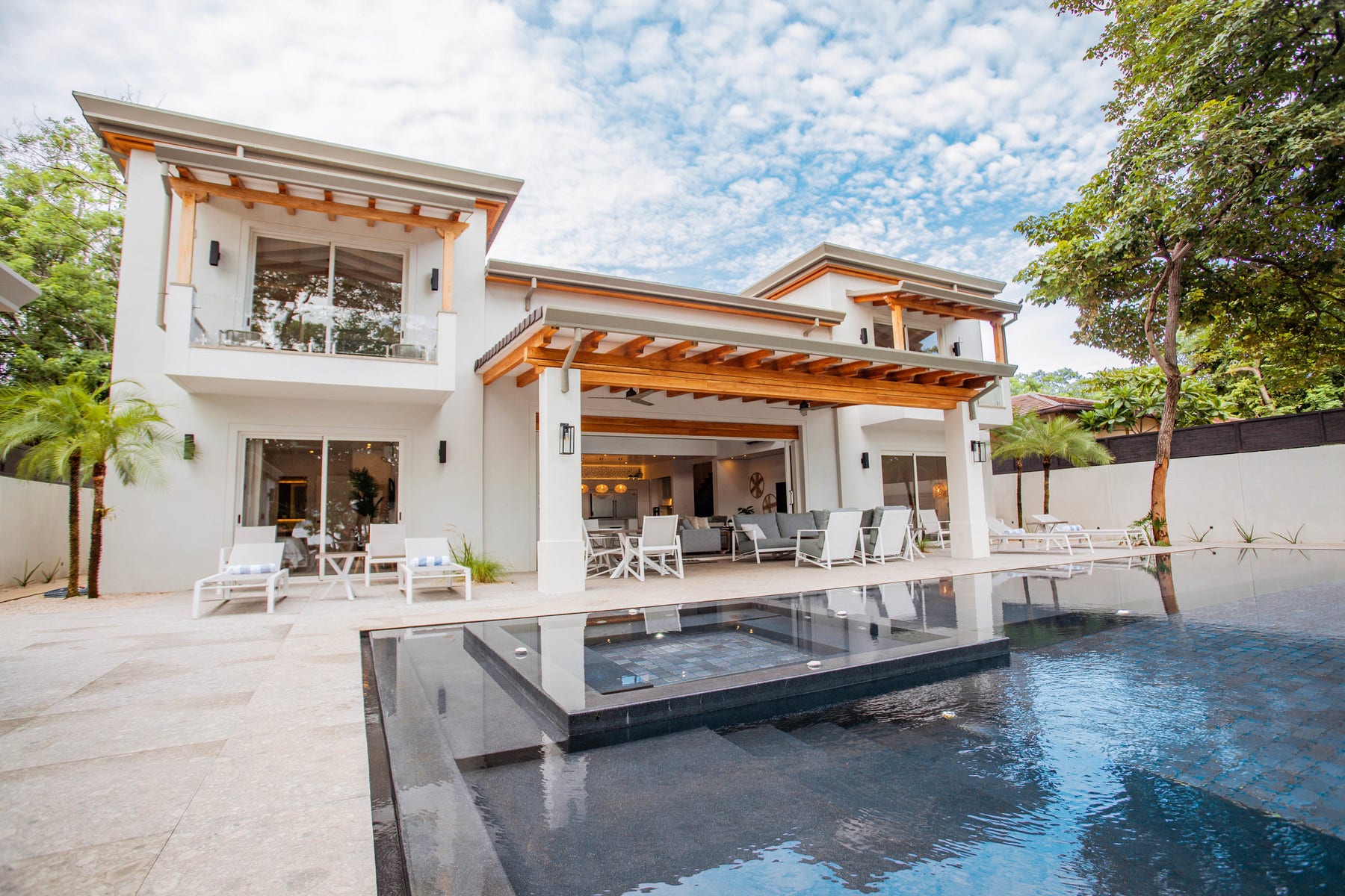 Luxury beachfront home in Langosta — foto 8 de 19