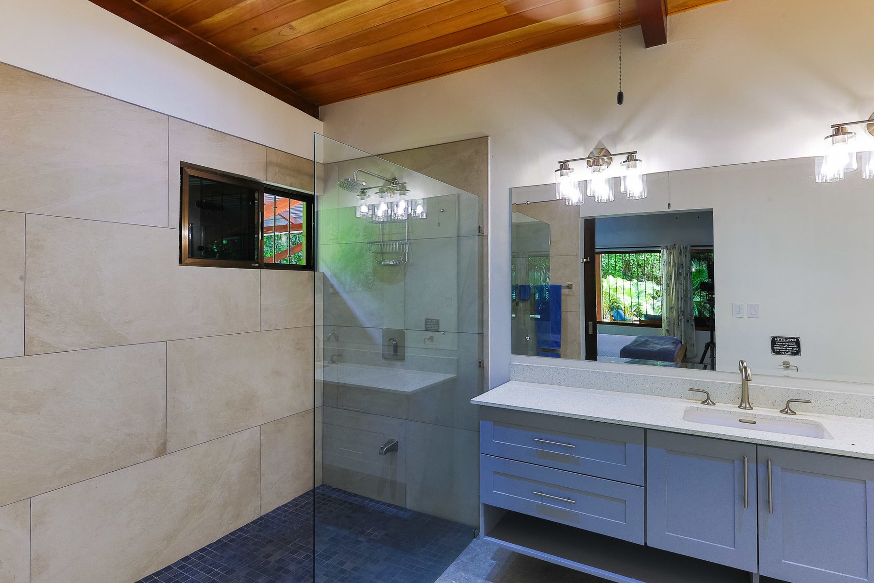 Contemporary Home with a Prime Location — photo 14 of 19