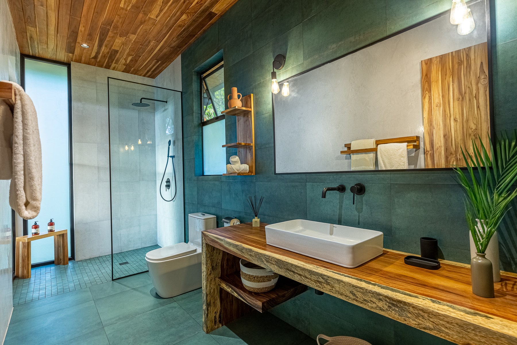 Elegant Three Bedroom Ocean View House — photo 11 of 15