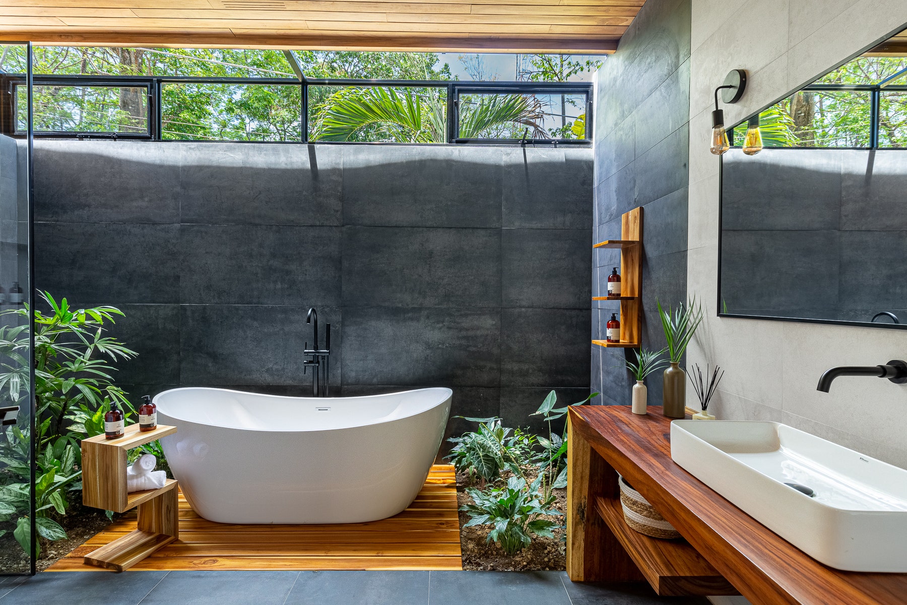 Elegant Three Bedroom Ocean View House — photo 12 of 15