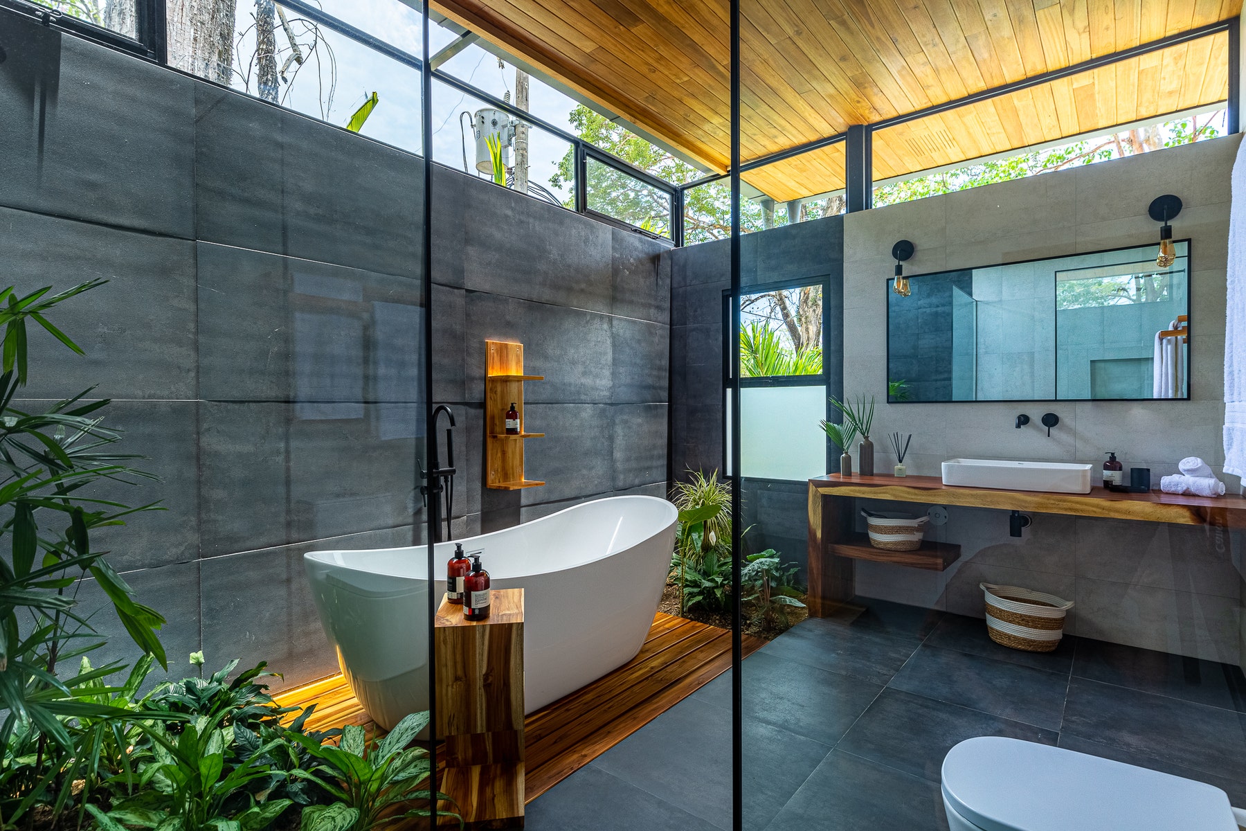 Elegant Three Bedroom Ocean View House — photo 13 of 15