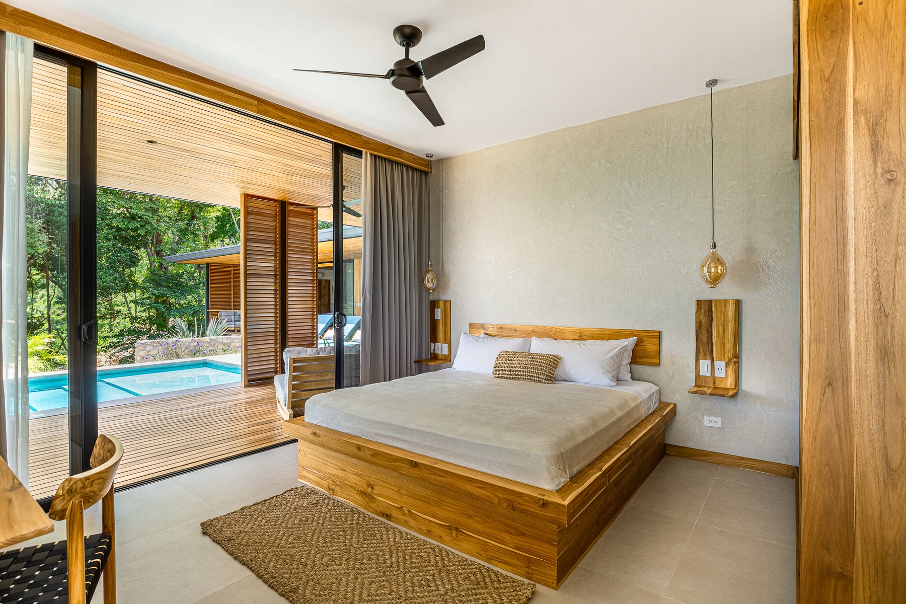Elegant Three Bedroom Ocean View House — photo 8 of 15