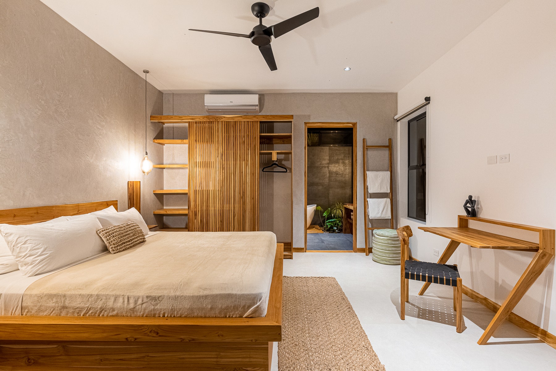 Elegant Three Bedroom Ocean View House — photo 9 of 15