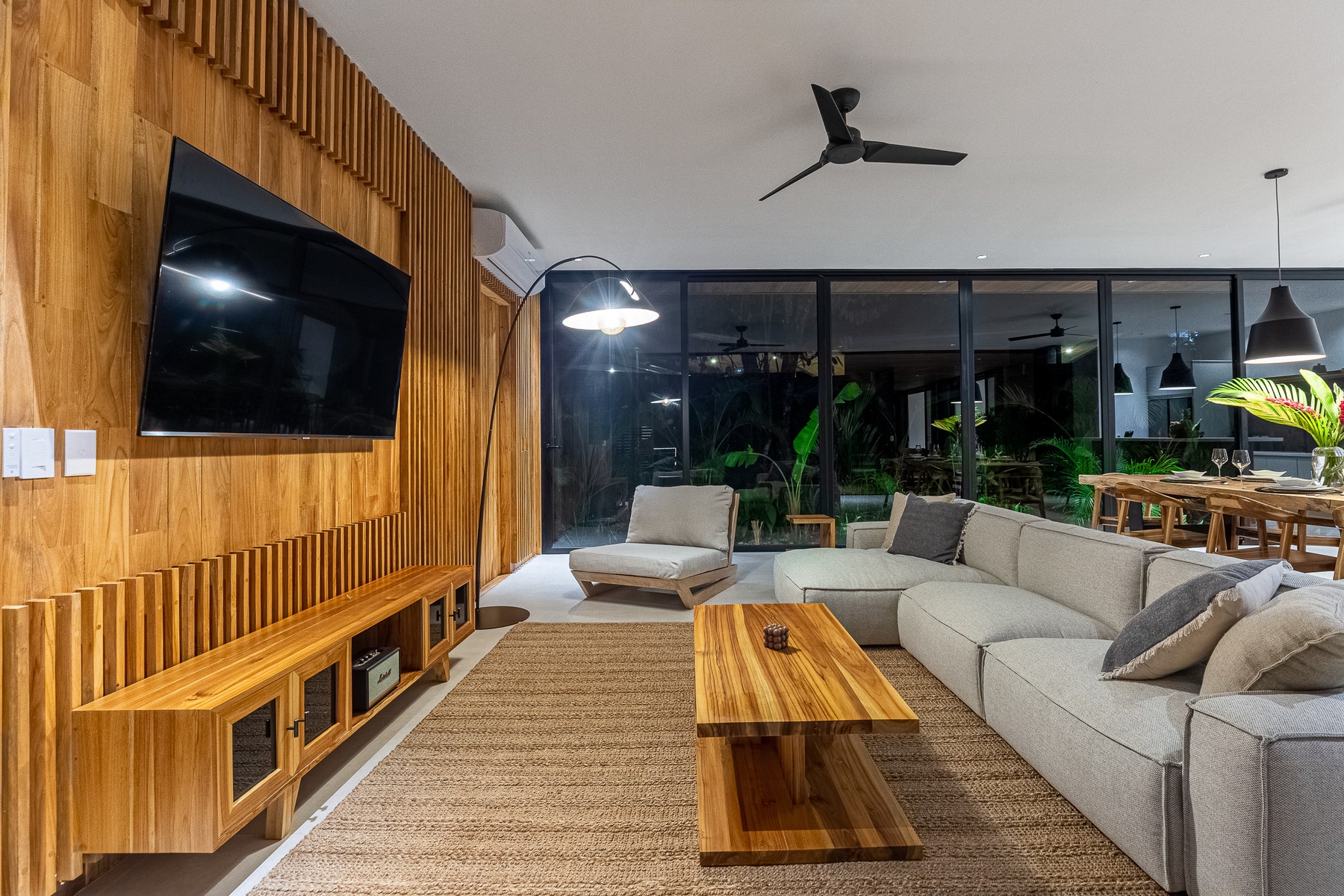 Elegant Three Bedroom Ocean View House — photo 7 of 15