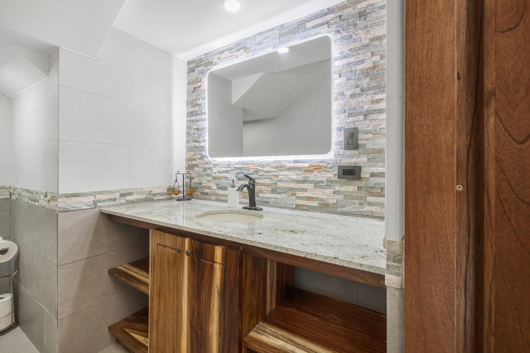 Luxury Home With Guest House — photo 11 of 19