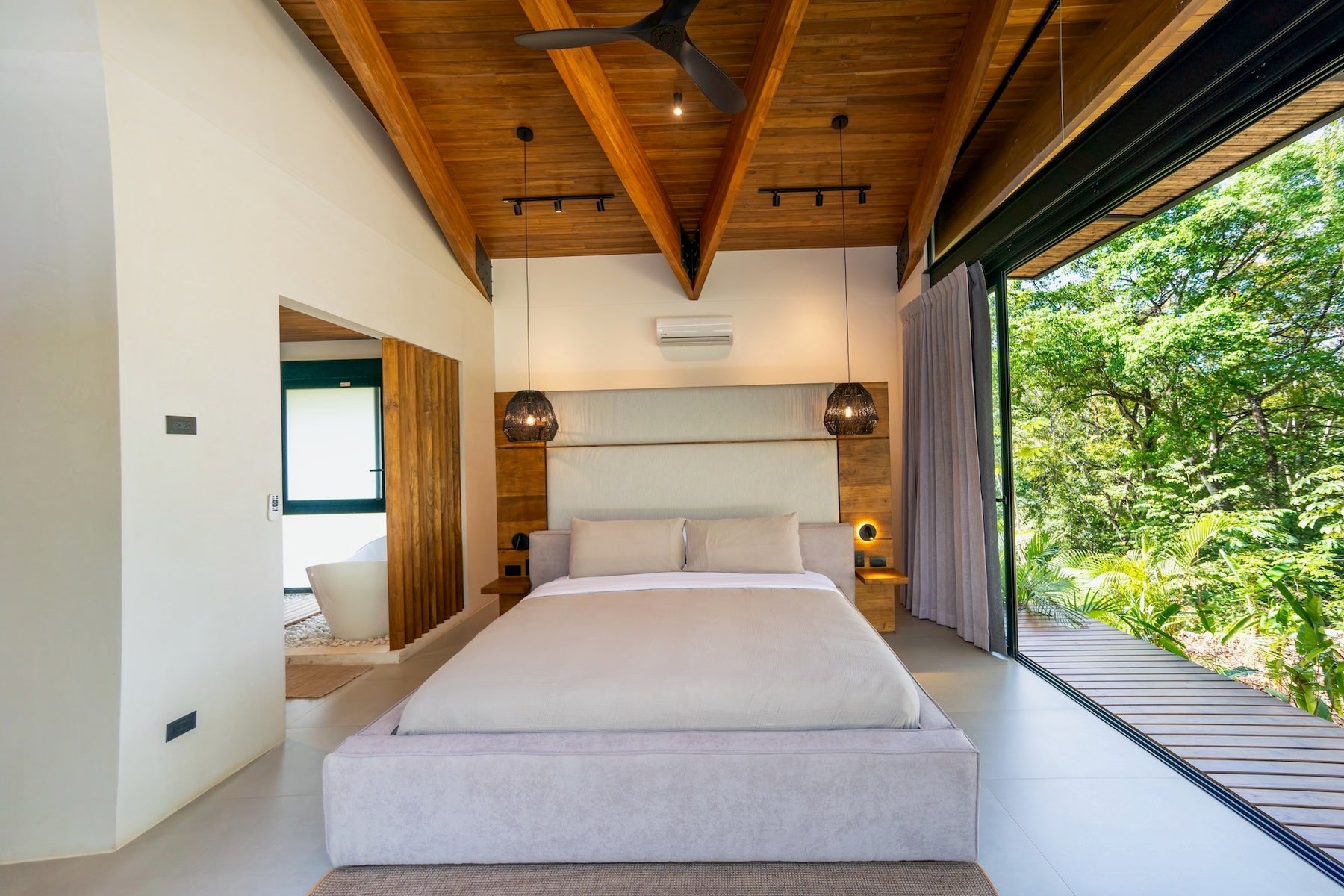 Luxurious Tropical Modern Home — photo 10 of 16
