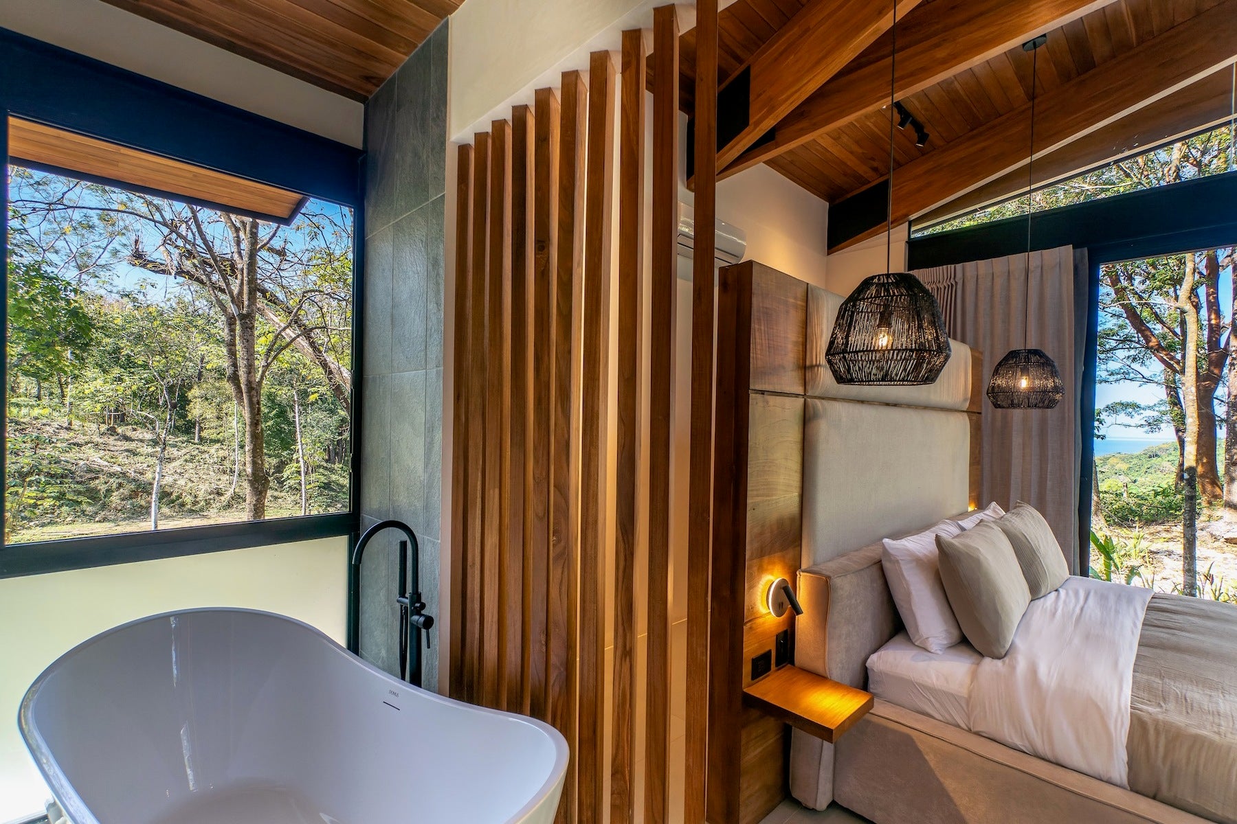 Luxurious Tropical Modern Home — photo 11 of 16