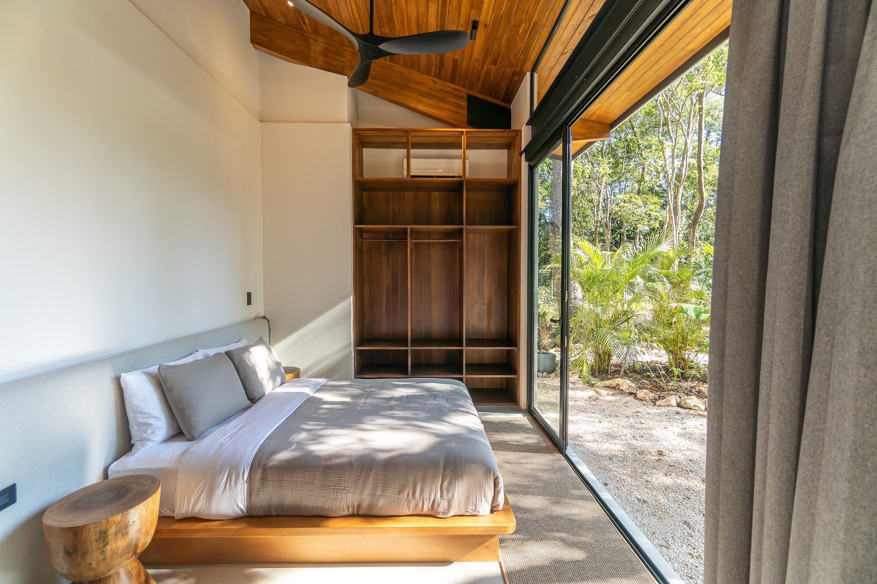 Luxurious Tropical Modern Home — photo 13 of 16