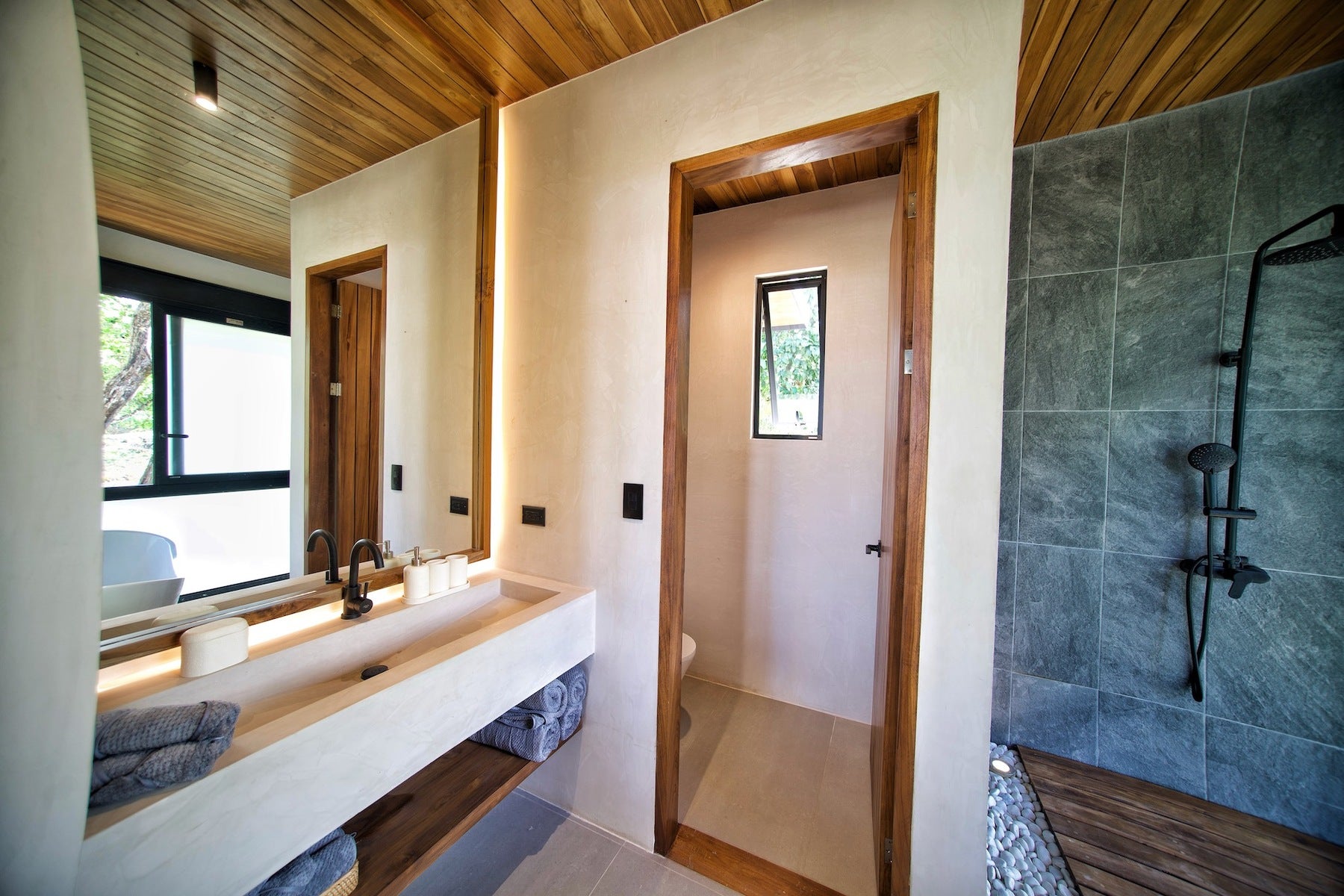 Luxurious Tropical Modern Home — photo 14 of 16