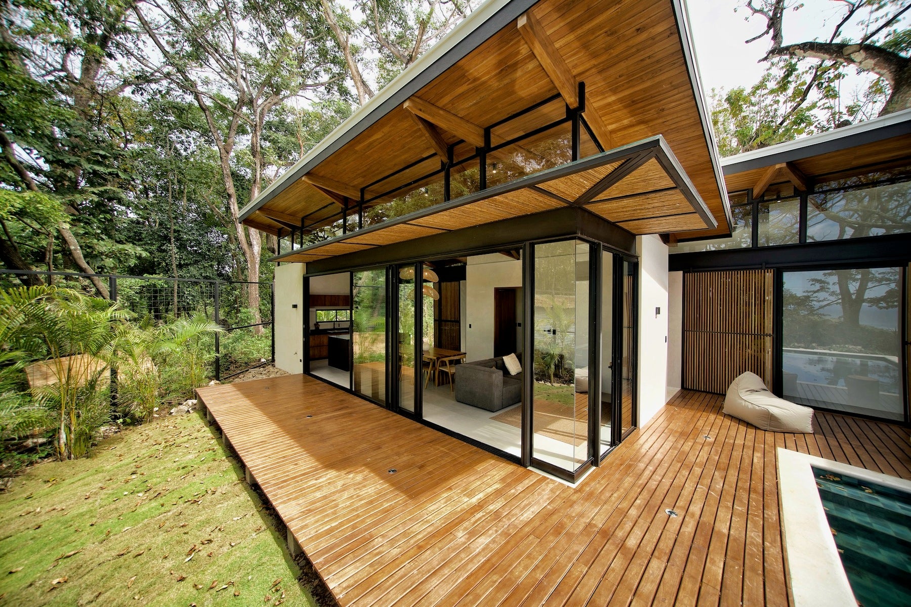Luxurious Tropical Modern Home — photo 15 of 16