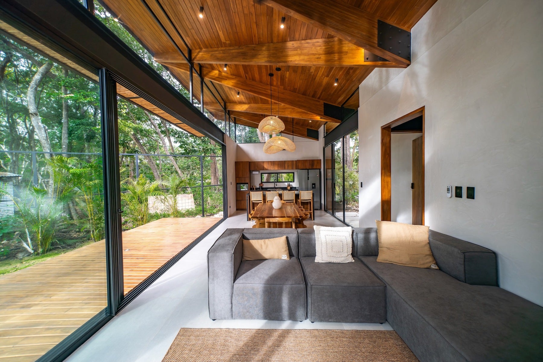 Luxurious Tropical Modern Home — photo 16 of 16