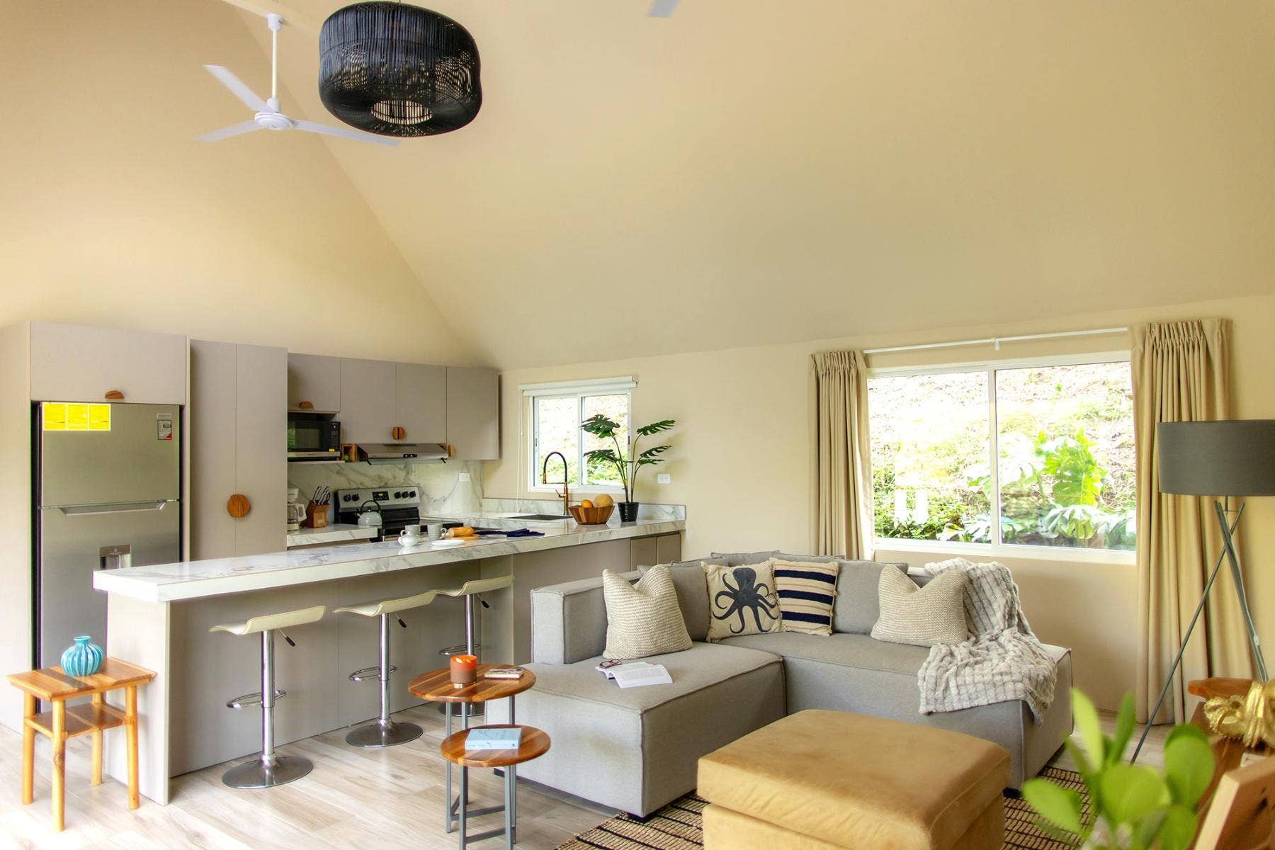 Two Bedroom Contemporary Designed House — photo 7 of 19
