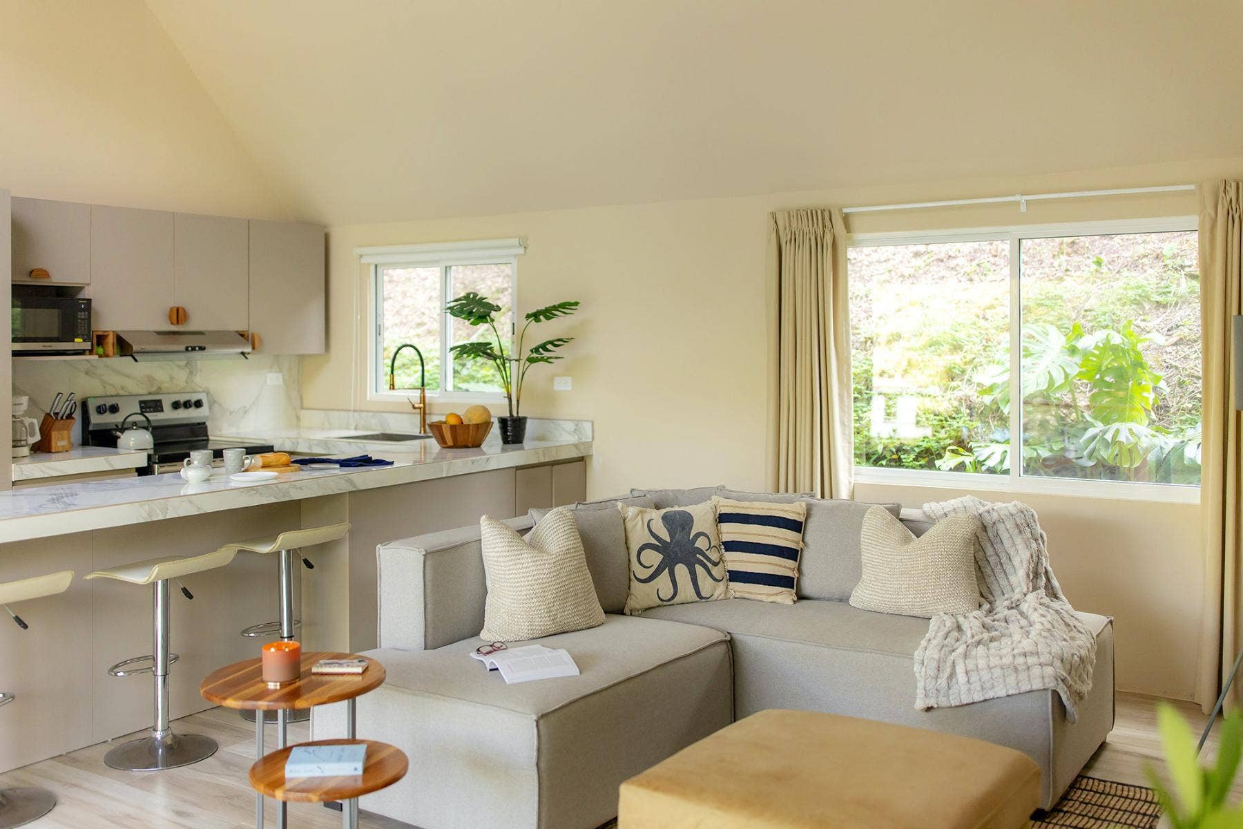 Two Bedroom Contemporary Designed House — photo 6 of 19