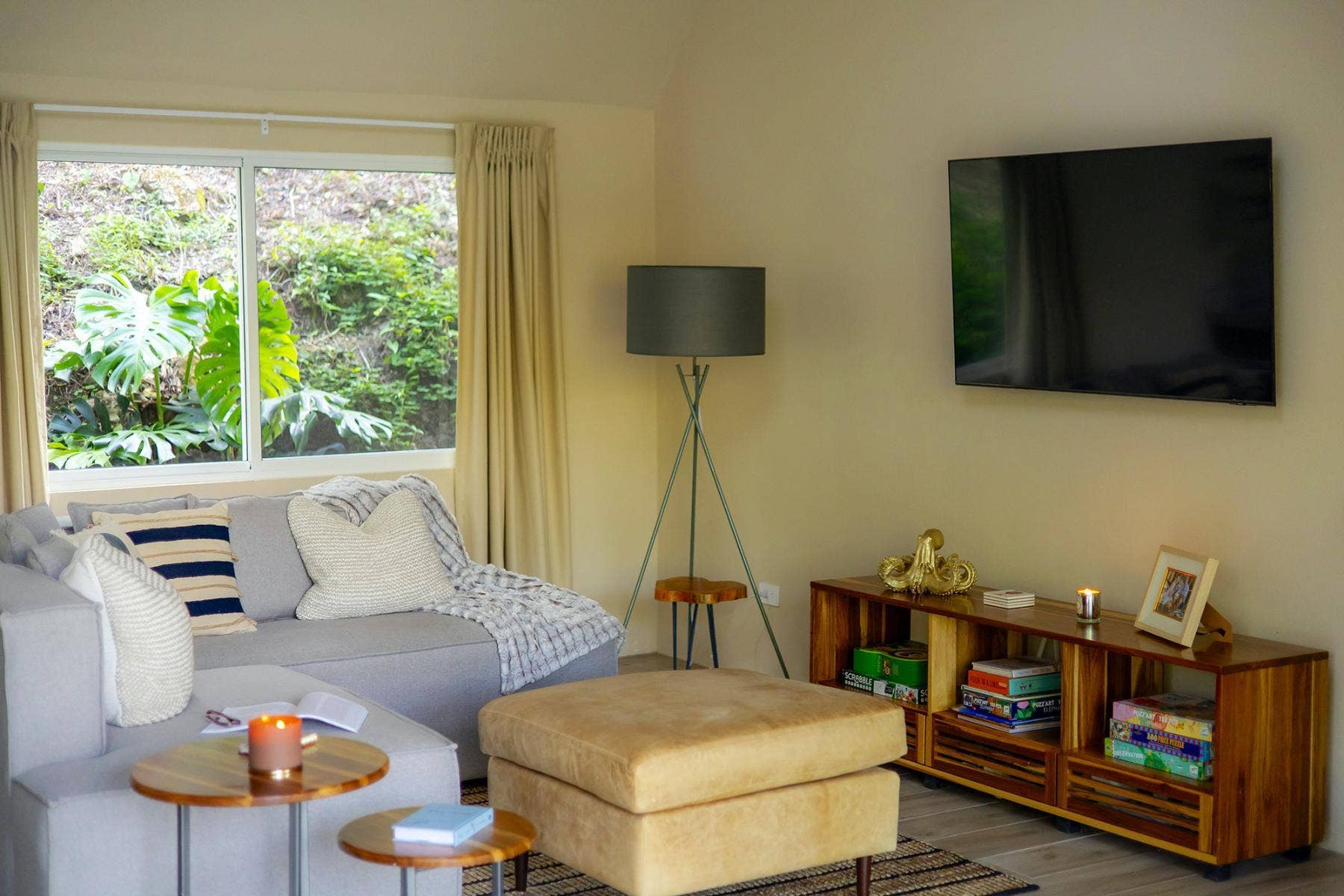 Two Bedroom Contemporary Designed House — photo 12 of 19