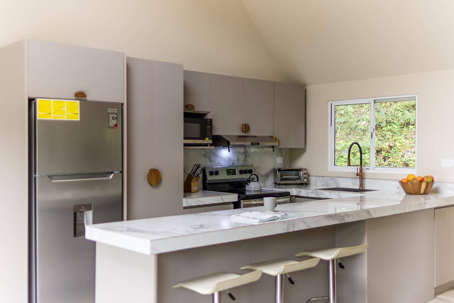Two Bedroom Contemporary Designed House — photo 8 of 19