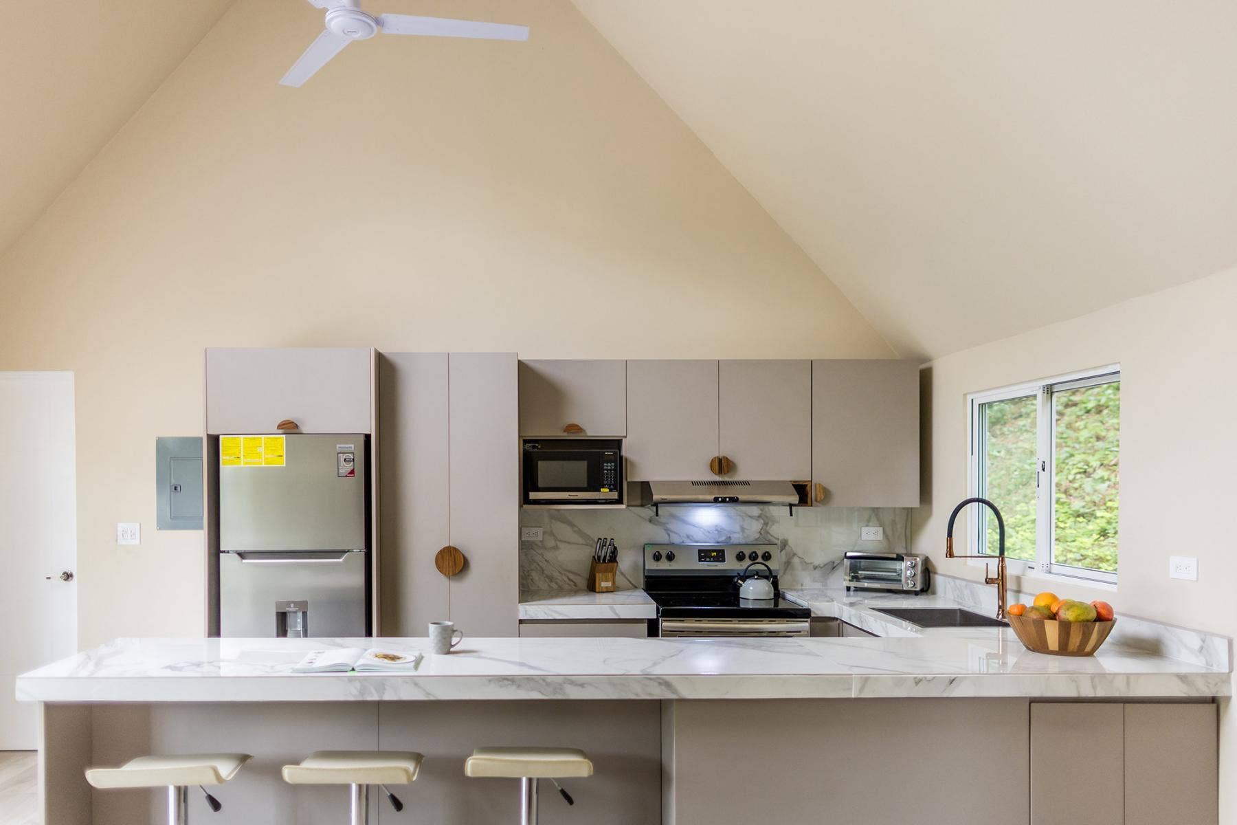 Two Bedroom Contemporary Designed House — photo 9 of 19