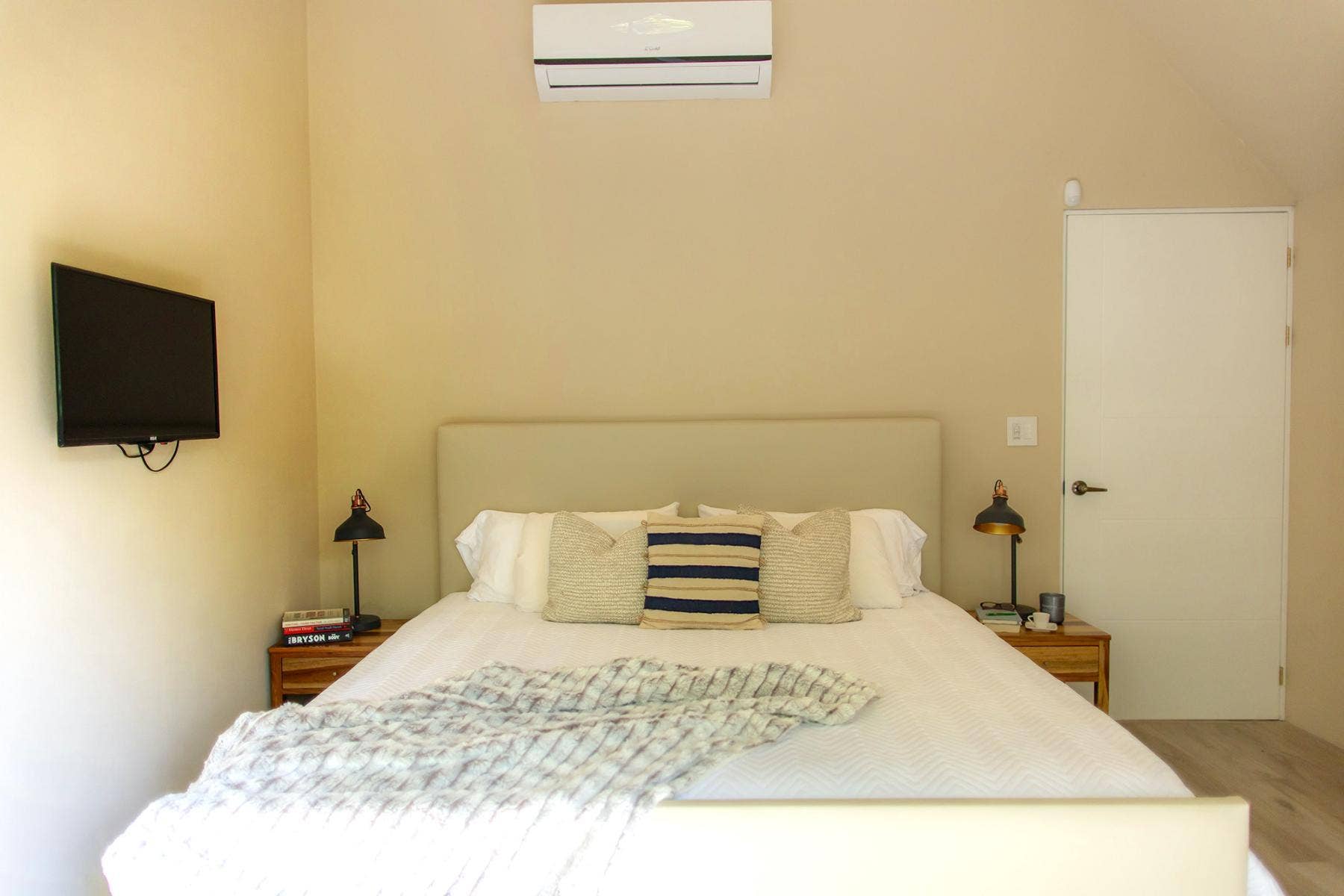 Two Bedroom Contemporary Designed House — photo 14 of 19