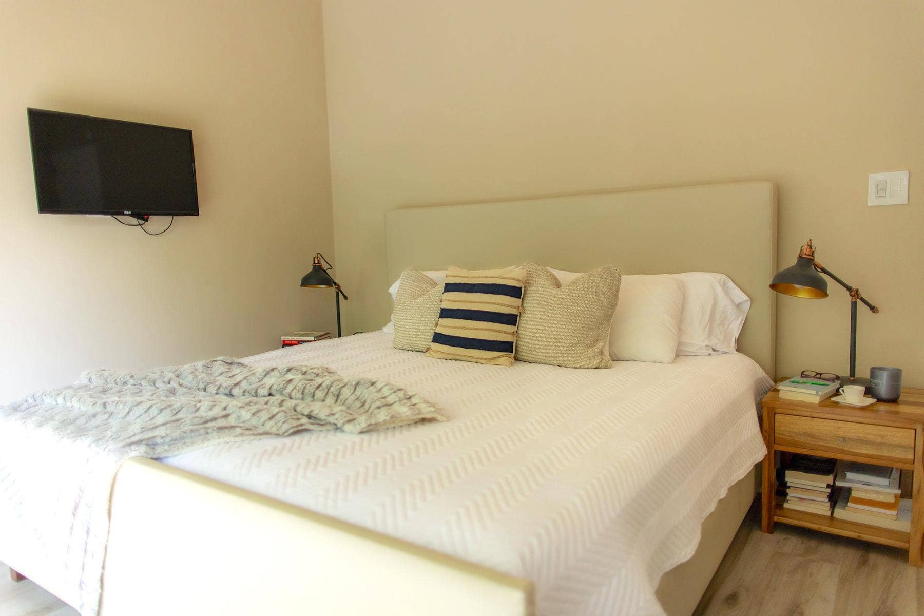 Two Bedroom Contemporary Designed House — photo 13 of 19